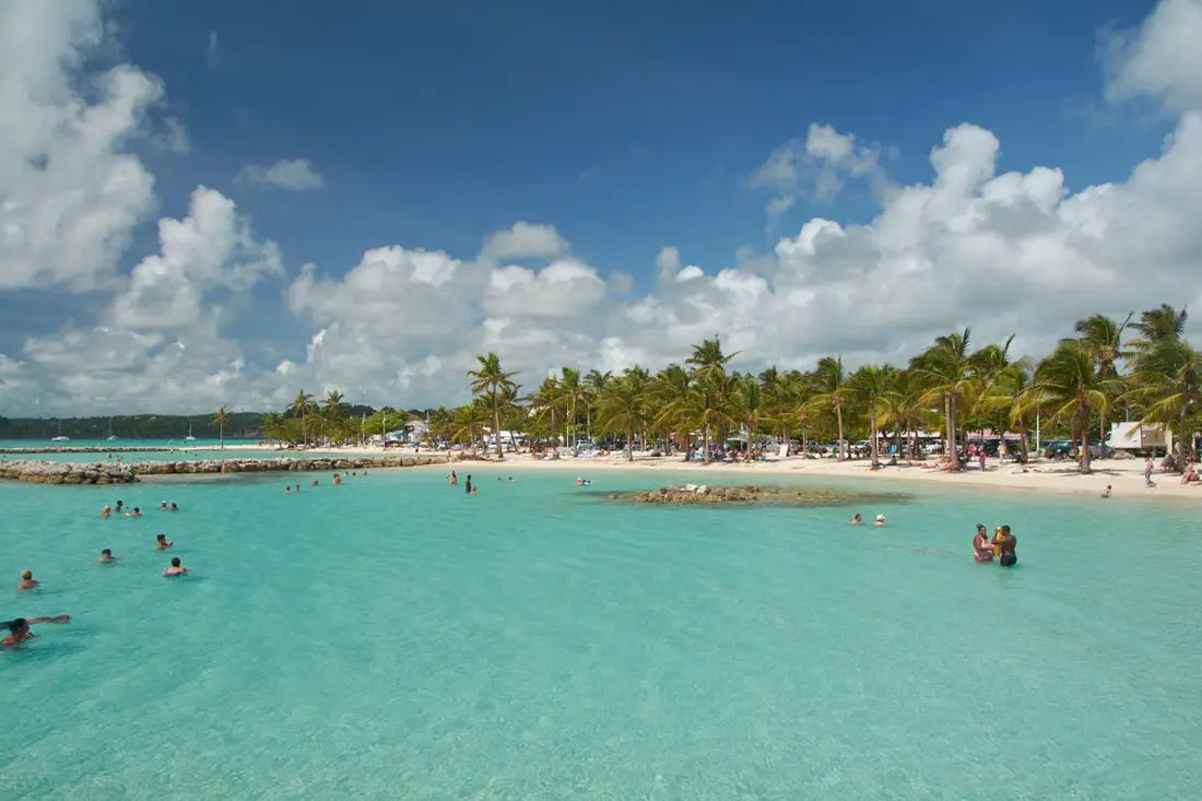 Plage de Sainte-Anne en Guadeloupe, terrain de jeu de l'agence digitale Karré Digital