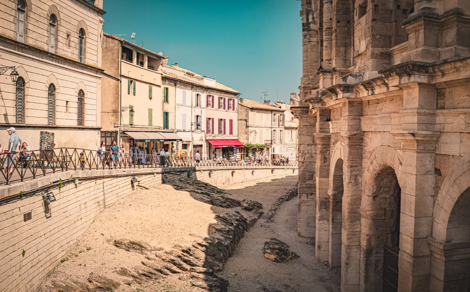 Rue d'Arles en Provence, ville des Bouches-du-Rhône où intervient l'agence web et SEO de Salon-de-Provence